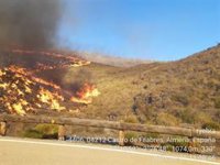 Dos aviones anfibio se incorporan al incendio de Castro de los Filabres (Almería), afectado por vientos