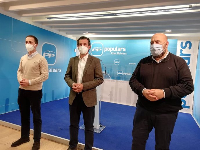 El presidente del PP balear, Biel Company (centro), junto a los candidatos a la presidencia del PP de Mallorca, Lloren Galmés (izquierda) y de Palma, Jaime Martínez.