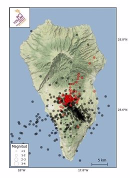 Epicentros de este nuevo enjambre en color rojo y sismicidad registrada localizada en el volcán Cumbre Vieja durante los últimos 3 años en color negro.
