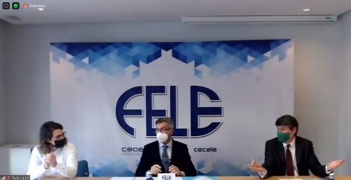Los representantes del sector de los gimnasios y centros deportivos de León, Pedro Fernández (i) y Mario Centeno (d), junto al presidente de la Federación de Empresarios de León (FELE), Javier Cepedano (c).