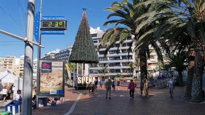 Ambiente en la Playa de las Canteras el día del comienzo del invierno, en Las Palmas de Gran Canaria, Canarias (España), a 21 de diciembre de 2020. Hoy, que tiene lugar el solsticio de invierno, en España hay grandes diferencias de temperaturas entre un