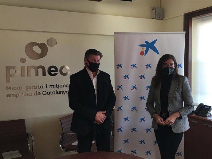 El secretario general de Pimec, Antoni Cañete, y la directora territorial de CaixaBank en Barelona, María Alsina.