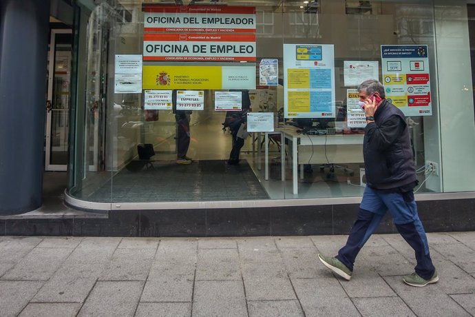 Una persona pasa por delante de una Oficina de Empleo ubicada en la capital, en Madrid, (España), a 28 de enero de 2021. La crisis del Covid-19 ha acabado con 622.600 puestos de trabajo en 2020, según indica la última Encuesta de la Población Activa (EP