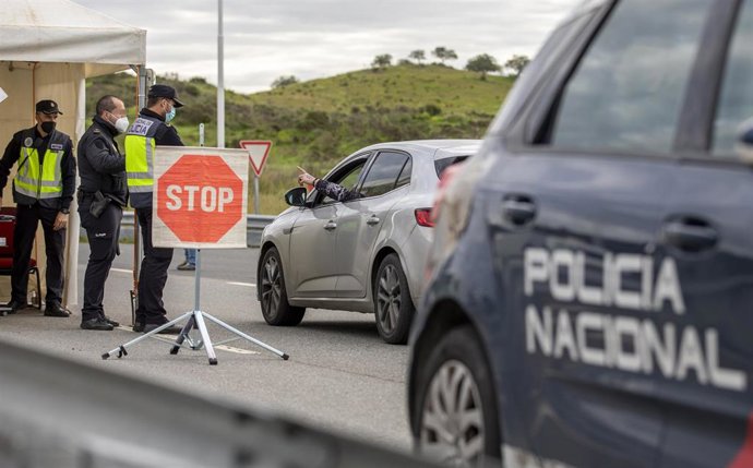 Control de la Policía Nacional tras el cierre de la frontera entre España y Portugal. Entre Castro Marim (Algarve) y Ayamonte (Huelva, Andalucía, España), a 31 de enero de 2021.