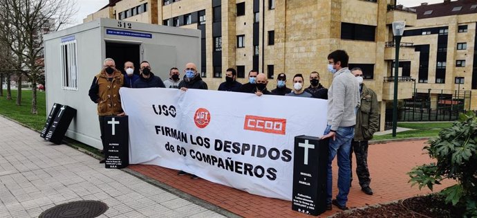 Afiliados de CSI despedidos de Vauste inician como protesta una asamblea permanente en una caseta de obras próxima a la factoría
