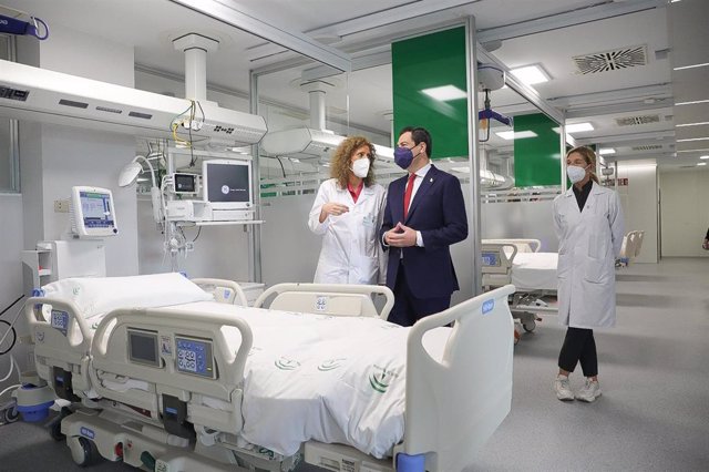 El presidente de la Junta de Andalucía, Juanma Moreno, en la inauguración del nuevo Hospital de Emergencias Covid-19 instalado en el antiguo Hospital Militar de Sevilla.