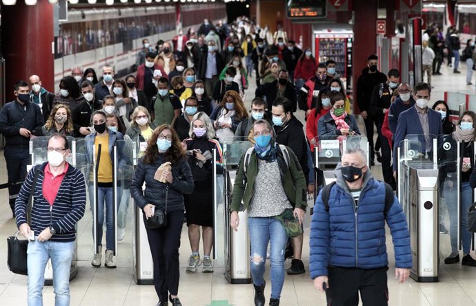 Usuarios de cercanías caminan por las instalaciones de la estación de Renfe de Getafe, Madrid (España)