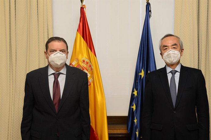 El ministro de Agricultura, Pesca y Alimentación, Luis Planas, se reúne con el nuevo embajador de Japón, Kenji Hiramatsu