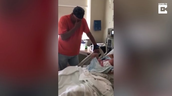 La tierna reacción de un abuelo al recibir a su tercera supuesta nieta, que es en realidad el primer nieto de la familia