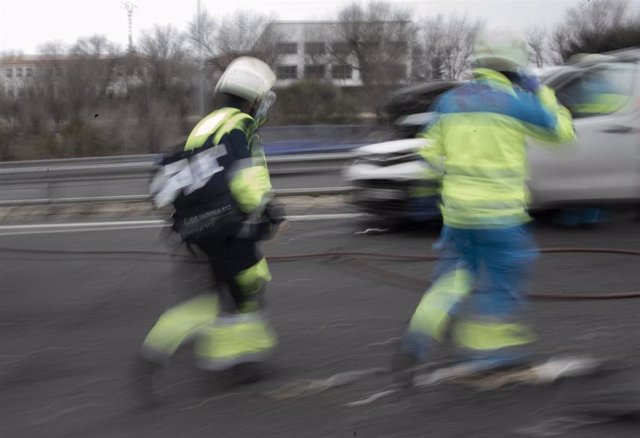 Varias trabajadores de una UVI móvil del SUMMA 112 en un accidente de tráfico durante una jornada de trabajo, en Madrid (España), a 29 de enero de 2021. El Servicio de Urgencia Médica de la Comunidad de Madrid SUMMA 12, tiene la función de atender las u