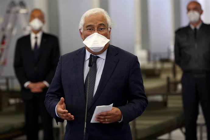 26 January 2021, Portugal, Lisbon: Portuguese Prime Minister Antonio Costa speaks to the press representatives during a governmental visit to the new COVID-19 wards at the Military Hospital with the Health Minister Marta Temido and Portuguese President 