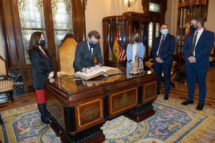 El presidente de la Xunta, Alberto Núñez Feijóo, junto a la alcaldesa, Inés Rey, y los conselleiros de Sanidade e Infraestruturas, Julio García Comesaña, y Ethel Vázquez, en la firma del convenio para la ejecución del 'Novo Chuac'
