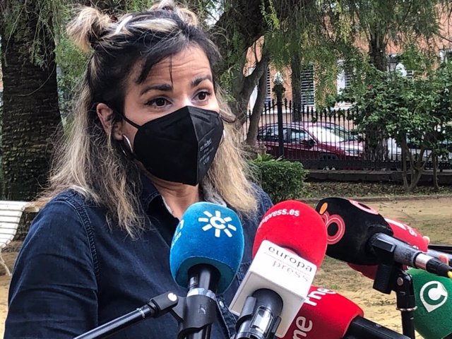 Teresa Rodríguez haciendo declaraciones a los periodistas en Cádiz