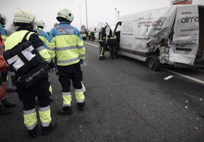 Varios trabajadores de una UVI móvil del SUMMA 112 en un accidente de tráfico durante una jornada de trabajo, en Madrid (España), a 29 de enero de 2021. 