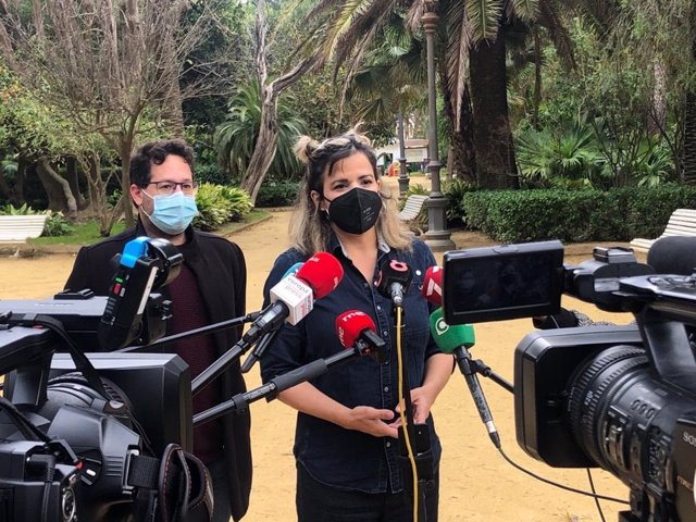 Teresa Rodríguez atiende a la prensa en Cádiz