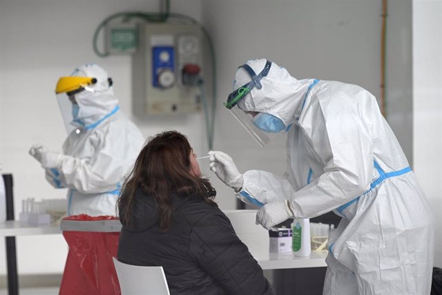 Una mujer se somete a un test de antígenos en un dispositivo de cribado masivo 