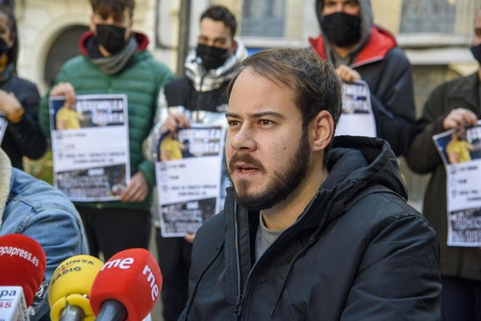El rapero, Pablo Rivadulla Duro, conocido musicalmente como Pablo Hasél, responde a los medios en una rueda de prensa convocada tras la orden de su ingreso en prisión, en Lleida, Catalunya, (España), a 1 de febrero de 2021. La convocatoria se produce tr