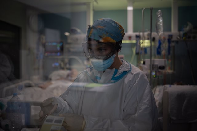 Un trabajador sanitario protegido en la Unidad de Cuidados Intensivos –UCI- del Hospital del Mar, en Barcelona, Catalunya (España), a 19 de noviembre de 2020.  