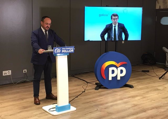 El candidato del PP al 14F, Alejandro Fernández, y el presidente de la Xunta de Galicia, Alberto Núñez Feijoó (por videoconferencia) en un acto en Barcelona