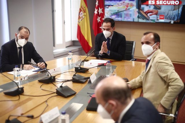 El vicepresidente de la Comunidad de Madrid, Ignacio Aguado, y el consejero de Economía, Empleo y Competitividad, Manuel Giménez, durante una reunión programada con los principales representantes del sector del comercio de la región