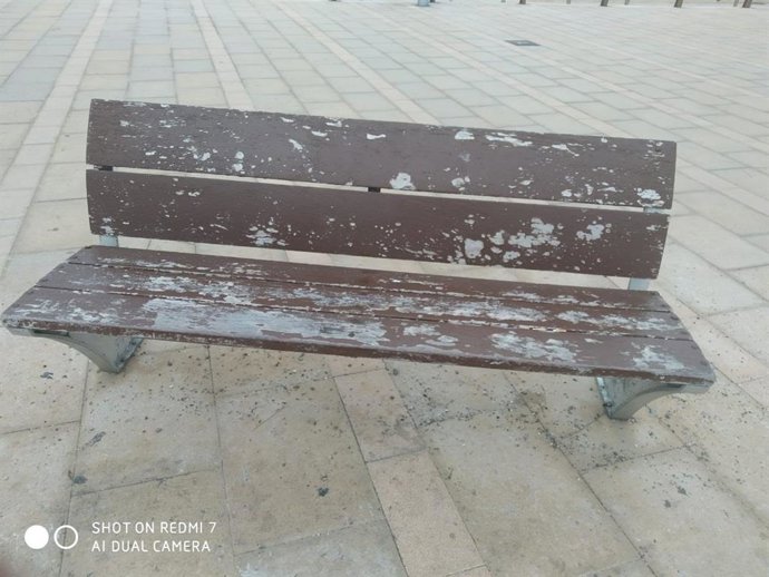 Un banco en el Paseo del Molinar.