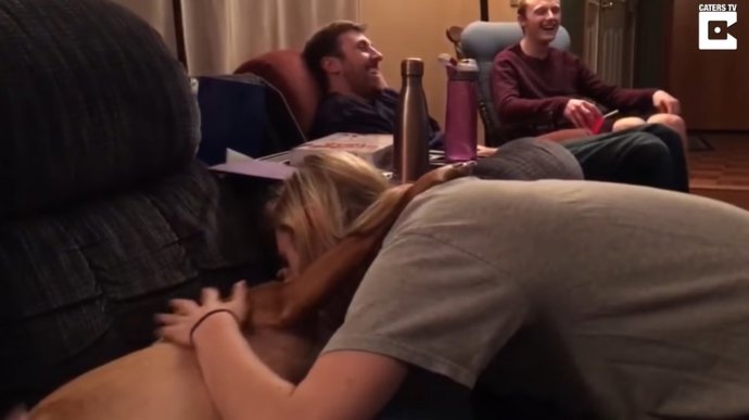 Este perro sabe cómo sacar una sonrisa a su dueña con un simple gesto