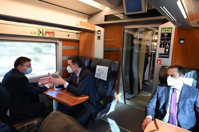 Ximo Puig y Pedro Sánchez en el AVE