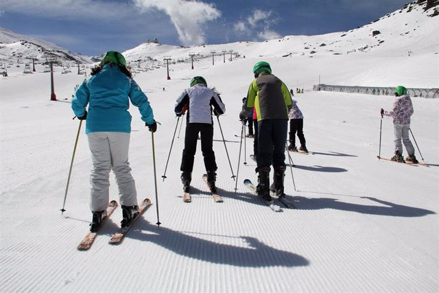 Esquiadores en la estación de esquí de Sierra Nevada