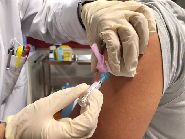 Vacunación de la gripe en Santiago de Compostela. Suministro de vacuna en una enfermería. Vacunas, enfermería, coronavirus, covid-19