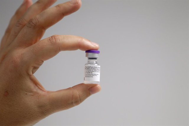 Una enfermera muestra la vacuna Pfizer-BioNtech contra el COVID-19. 