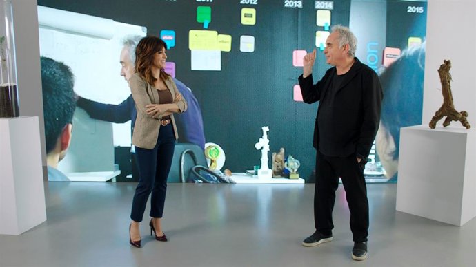 Ferran Adri en una entrevista con Helena Rosano en el programa de CaixaBank sobre cultura financiera, 'Mucho por hacer'