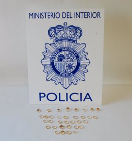 Joyas recuperadas tras la detención de un hombre por hurtos cometidos en A Coruña y Oviedo.