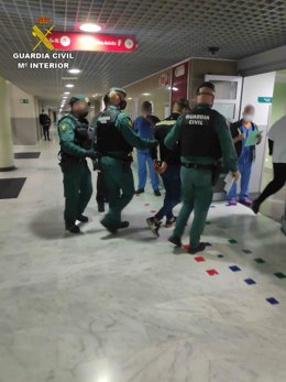La Guardia Civil detiene a dos hombres como presuntos autores de un delito de robo con violencia en una vivienda en Santa Eugnia.