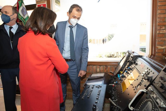La ministra de Defensa, Margarita Robles, y el de Ciencia e Innovación, Pedro Duque, en el Centro de Operaciones y Vigilancia Espacial (COVE), en la base de Torrejón de Ardoz (Madrid)