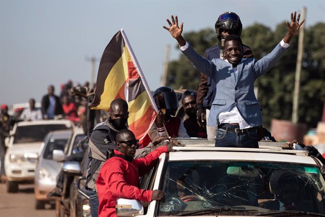 El cantante y opositor Bobi Wine durante un acto de campaña en Uganda