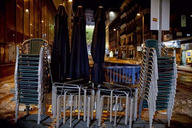 La terraza de un restaurante ya recogida en la última noche del cierre de bares y restaurantes a las 23 horas, en Madrid (España), a 17 de enero de 2021. La Comunidad de Madrid amplió las restricciones el pasado viernes, 15 de enero tras el aumento de c