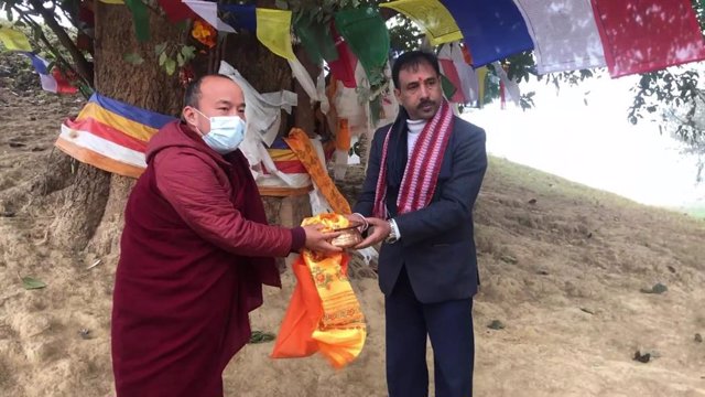 Varias ciudades nepalíes recogen tierra sagrada para el centro budista de Cáceres