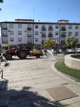El Ayuntamiento de Bollullos Par del Condado (Huelva) realiza labores de desinfección en el municipio.