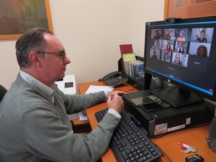 El delegado de Empleo, Formación, Trabajo Autónomo, Transformación Económica, Industria, Conocimiento y Universidades en Huelva, Antonio Augustín, en su encuentro con autónomos del Condado.