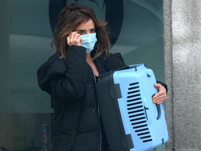 María Patiño llevando a su chinchilla al veterinario