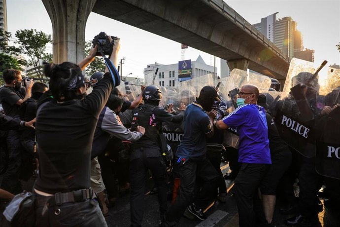 La Policía tailandesa disuelve una protesta contra el golpe en Birmania