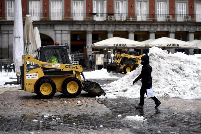 Dos máquinas excavadoras continúan con las tareas de limpieza de calles tras la gran nevada provocada por la borrasca Filomena en la Plaza Mayor.