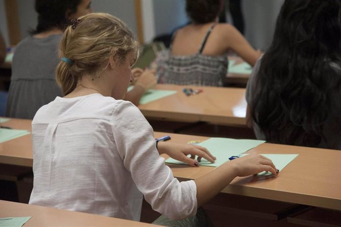 Una estudiante realizando un examen. Imagen de archivo.