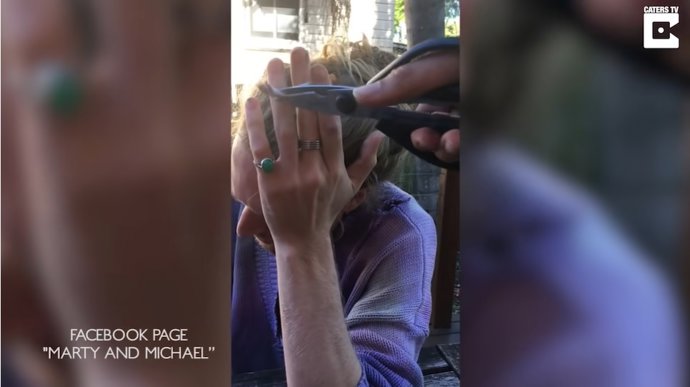 Este hombre encuentra creativas formas de hacer que su compañero de piso deje de fumar