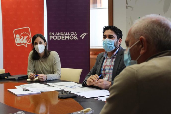 Reunión del portavoz de Adelante en la Comisión de Presidencia, Ismael Sánchez; la diputada de Unidas Podemos en el Congreso por Sevilla Isabel Franco, y el delegado Sindical del Área de Gestión Sanitaria Sur de CCOO, Antonio Montaño.