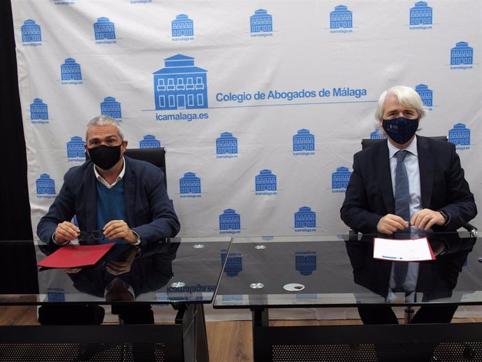 El director general de la Fguma, Diego Vera, y el decano del Coelgio de Abogados de Málaga, Salvador González, firman un acuerdo.