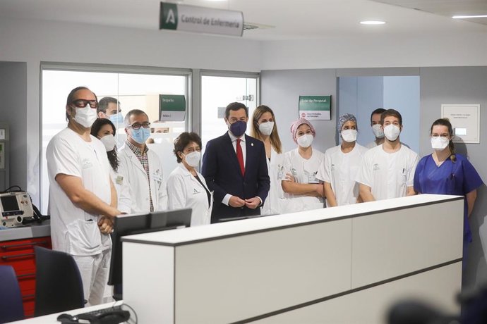 El presidente de la Junta, Juanma Moreno, este lunes en la inauguración del antiguo Hospital Militar de Sevilla, rodeado de profesionales.