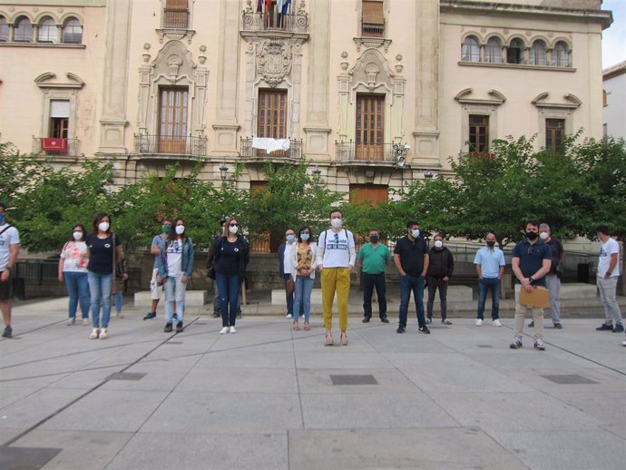 Concentración de trabajadores de Onda Jaén frente al Ayuntamiento