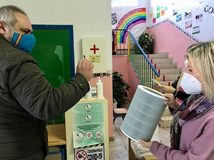 El portavoz del PP en Álora entrega filtros a colegios del municipio en una donación realizada por la formación política