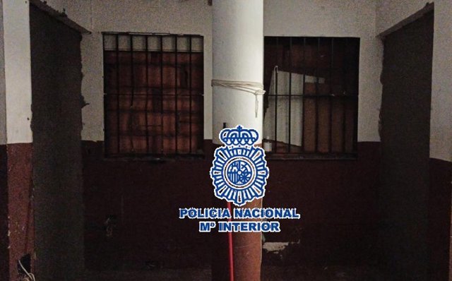 Actuación de la Policía Nacional junto a la Agencia de Vivienda y Rehabilitación de Andalucía para desarticular un clan familiar que había ocupado ilegalmente dos bloques de viviendas sociales en el barrio de La Trinidad de Málaga